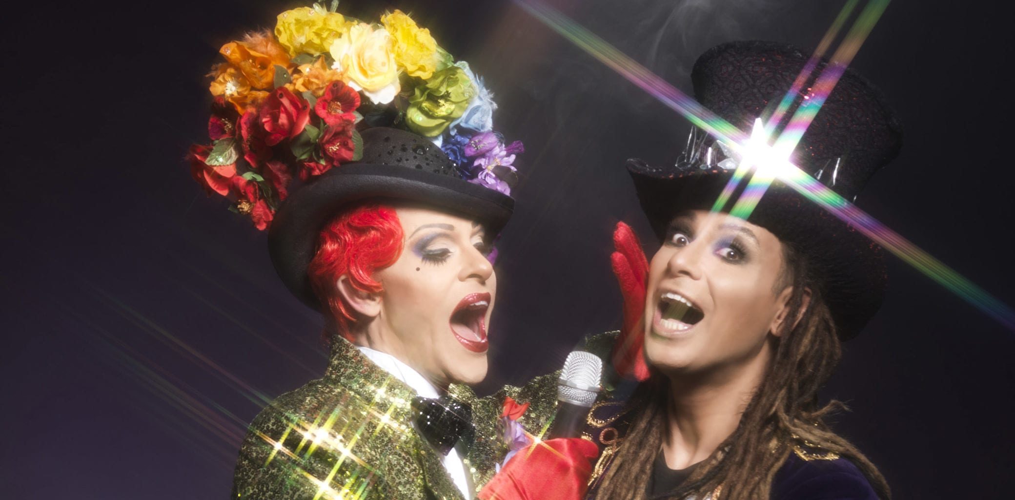 Björta och Geggeh i vackra hattar och blommor