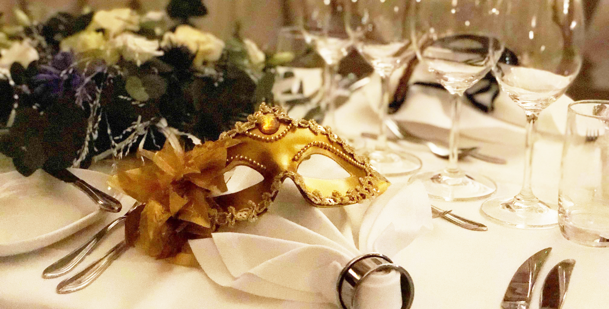 Nyårsmask på dukat bord