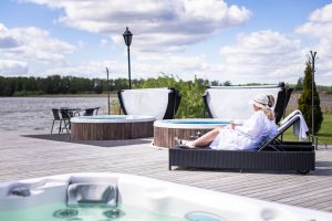 Gäster relaxar vid Sjöbastun