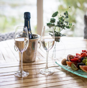 Rånäs champagne och frukt vid Sjöbastun