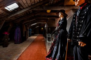 Kläddockor på vinden och takfönster