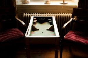 Spel i salongerna samt två röda stolar