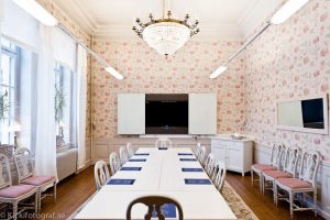 Konferenslokal Stenbock på Slottet med kristallkrona och tvskåp öppet