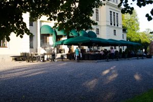 Slottsterrassen med grillning, gäster sitter på terrassen