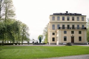 Vy på Slottet från sidan samt terrassen