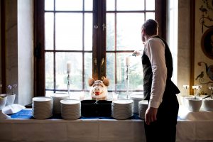 Man som tänder ljus i fönstret vid julbordet