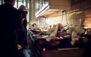 Den varma maten på julbordet uppdukat i lilla köket