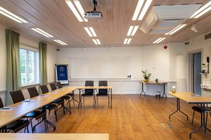 Konferenslokal - Vallonsalen ställd i ubord med bord, stolar och blädderblock