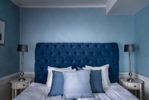 Hotellrum 20 med blå sängavel och blå kuddar