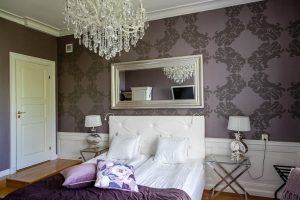 Hotellrum 22 med vit sänggavel och sängbord