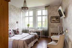 Rum 25 i tornet med fåtöljer och skrivbord