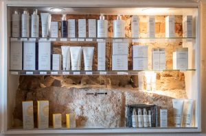 Sortiment av SPA-produkter i ett vitrinskåp