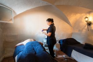 SPA-terapeut som masserar gäst