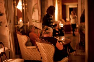 Salongerna på Slottet med gäster sittandes i fåtöljer