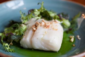 Uppläggning mat torsk och broccoli, blått fat