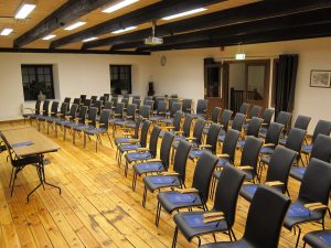 Konferenslokal Stenkvarn - skolsittning med svarta stolar