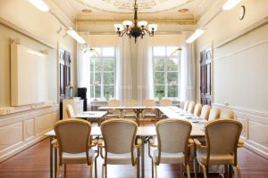 Konferenslokal Didrik Slottet med ljuskrona och takmålningar