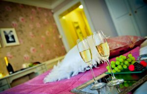 Hotellrum 14 med champagneglas och vindruvor på fat