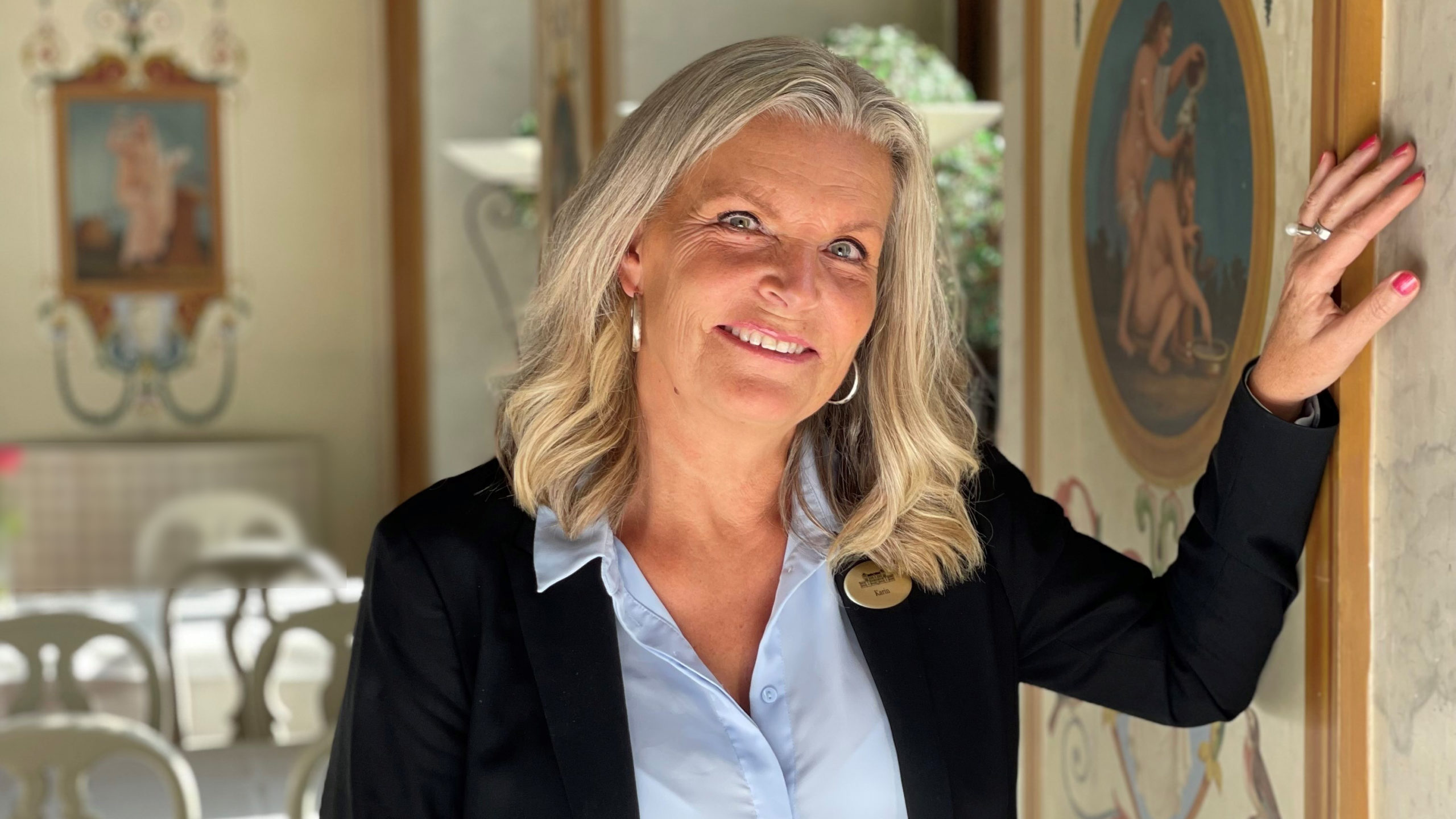 Karin står i matsalen Galleriet